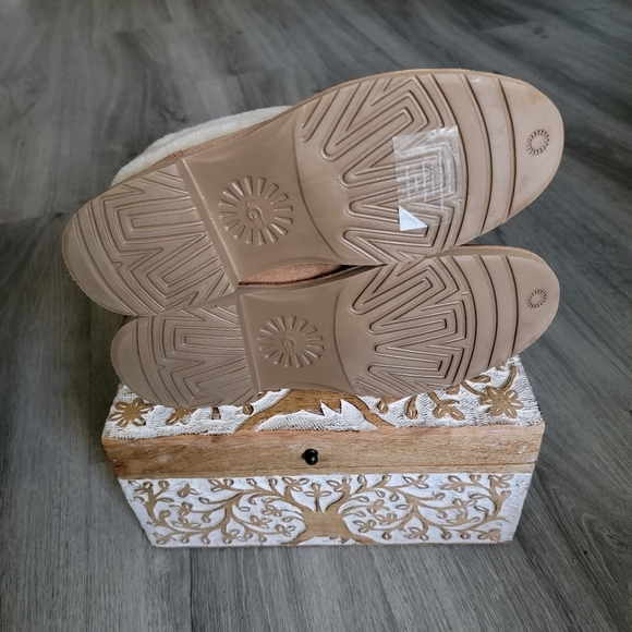 UGG Weylyn Suede Boot - Picture 7 of 7